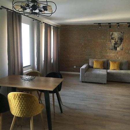 Дворівневі апартаменти на площі Ринок Львов Экстерьер фото